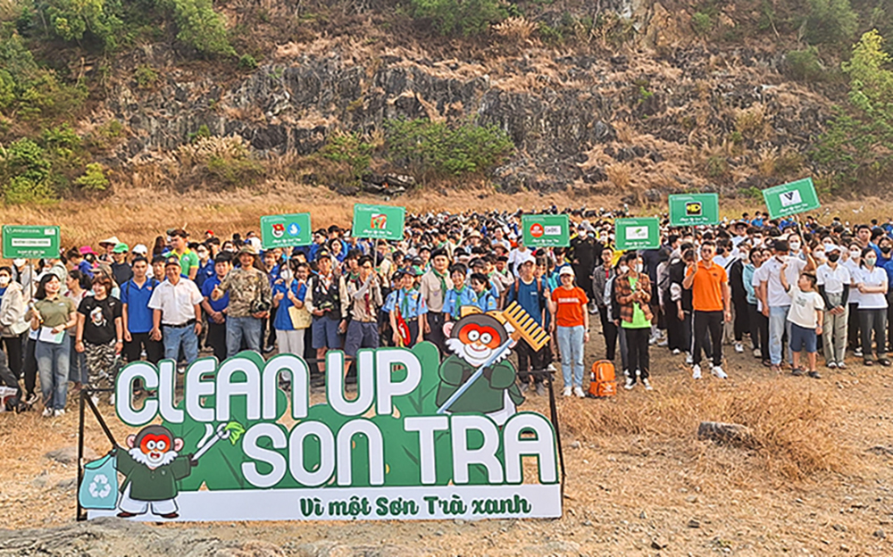 Gần 700 tình nguyện viên tham gia làm sạch môi trường, giữ gìn màu xanh cho bán đảo Sơn Trà